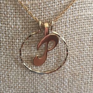 🍁Gold-tone letter 'P' necklace🌾